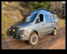 Off-road macerası için kaldırımın ötesinde 4 × 4 kamyonet